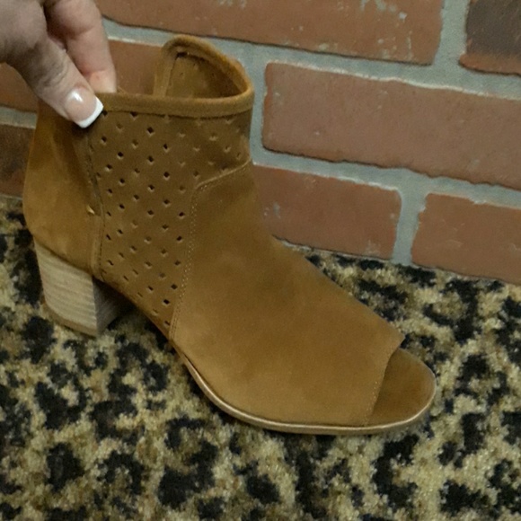 Gianni Bini Peep Toe Cognac Booties Boots Brown New 6 open toe Suede Leather - Picture 7 of 8
